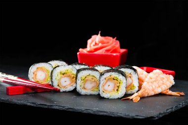 Geleneksel Japon mutfağı. Seçici odak set suşi rulo