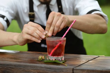 barmen işyeri. barmen sokakta prepar bar catering