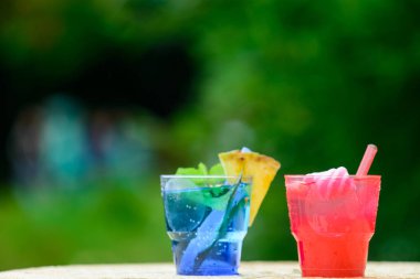 soğuk taze yaz kokteylleri ile s bardaklarda tarih seçici odak