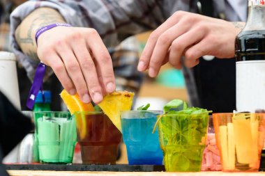 soğuk taze yaz kokteylleri ile s bardaklarda tarih seçici odak