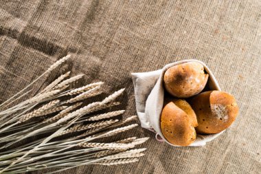 Ev yapımı rustik buğday ekmek yakınındaki beyaz kumaş ile kaplı