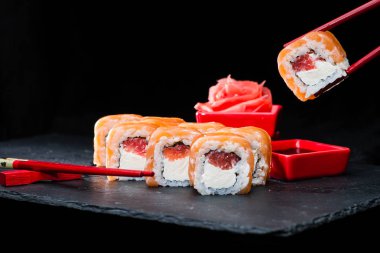 geleneksel Japon mutfağı. Suşi yemek işlemi ile rulo