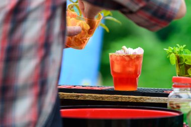 saman üzerinde ile soğuk taze kokteyller bardaklarda tarih seçici odak