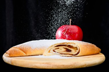 Fırından yeni çıkmış ev yapımı elma meyveli turta ile toz sug serpilir