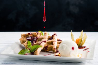 lezzetli Viyana waffle dumanı tüten bir beyaz üzerine reçel ile drizzled
