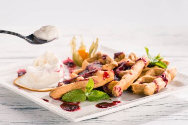 reçel ve nane o ile lezzetli Viyana waffle yeme işlemi