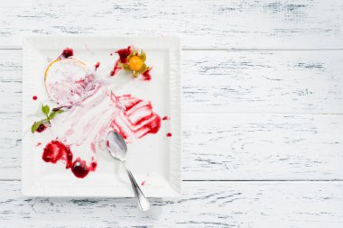 üstten görünüm beyaz boş plaka, ışık yemekten sonra kirli woo