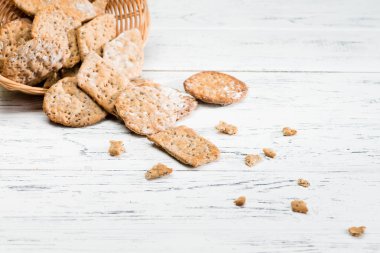 sepet ve tatlı ev yapımı klasik İtalyan kraker ışık w üzerinde