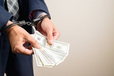 resmi doları banknot sayma kelepçeli tutuklandı.