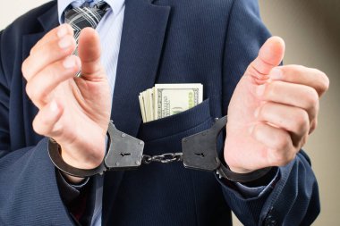 işadamı kelepçeli tutuklandı. İş adamı bribetaker