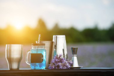 Ikram Servisi. Mavi soğuk kokteyl içinde tarih seçici odak