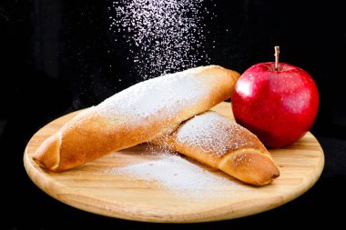 taze pişmiş tatlı mal serpilir ile ahşap üzerine pudra 