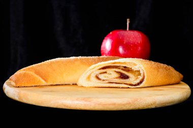 Ev yapımı elma strudel ahşap üzerine pudra şekeri ile fırından yeni çıkmış