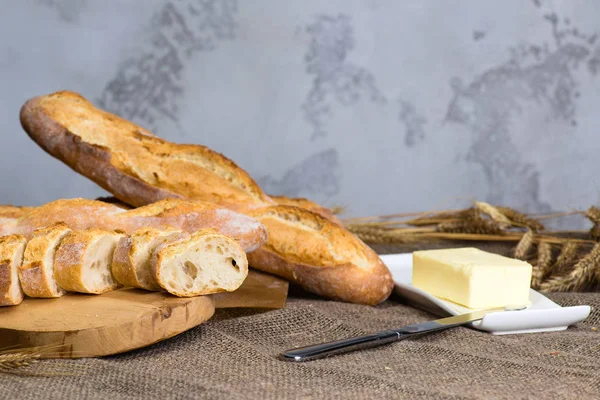 Nature morte avec des baguettes de pain frais français avec piscine sur woo — Photo