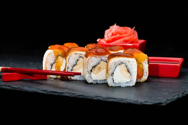 Tradiční japonské kuchyně. Válce sladké sushi s lososem, cre — Stock fotografie
