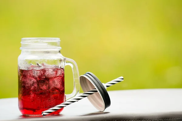 Catering Bar-Service. selektiver Fokus auf eine rote Limonade in — Stockfoto