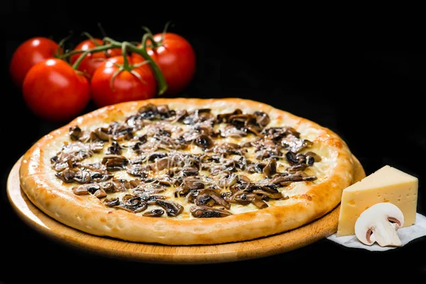 Selektywny fokus na klasyczne apetyczny włoski świeży ser do pizzy — Zdjęcie stockowe