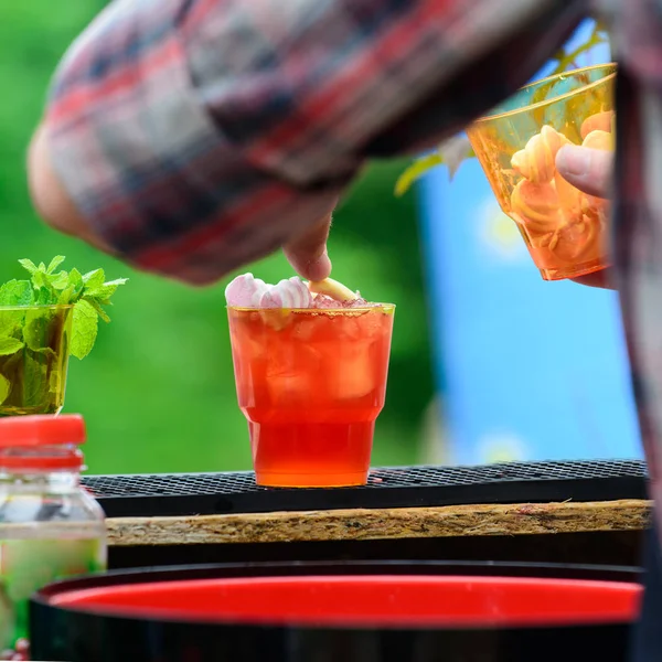 saman üzerinde ile soğuk taze kokteyller bardaklarda tarih seçici odak