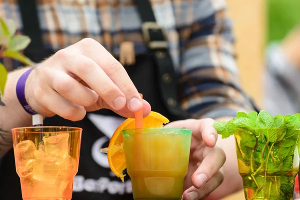 Ahşap tahta üzerinde saman ile seçici odak soğuk taze yaz kokteylleri bardaklarda üzerinde. Tatil, yaz tatili ve rahatlatıcı kavramı