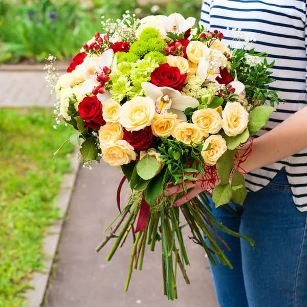 Mulher recebeu um belo buquê de rosas vermelhas e bege, chrys — Fotografia de Stock