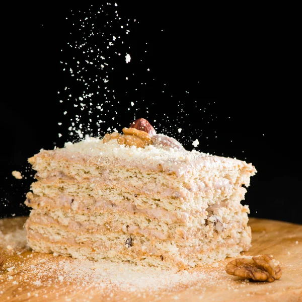 puf böreği ekşi krema ve walnu ile yakın çekim lezzetli pasta