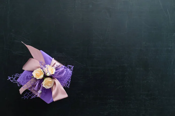 Küçük el yapımı mor hediye kutusu küçük pastel gül ve ribb — Stok fotoğraf