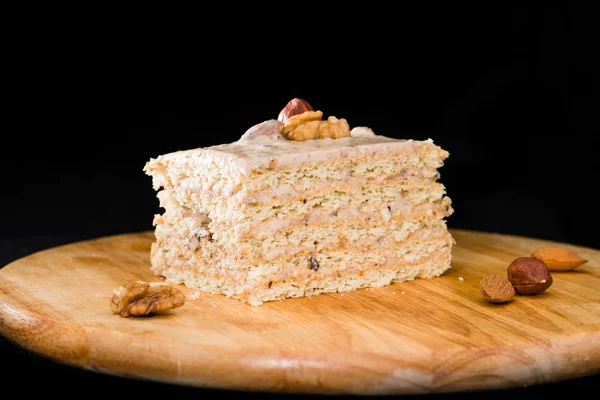 puf böreği ekşi krema ve walnu ile yakın çekim lezzetli pasta