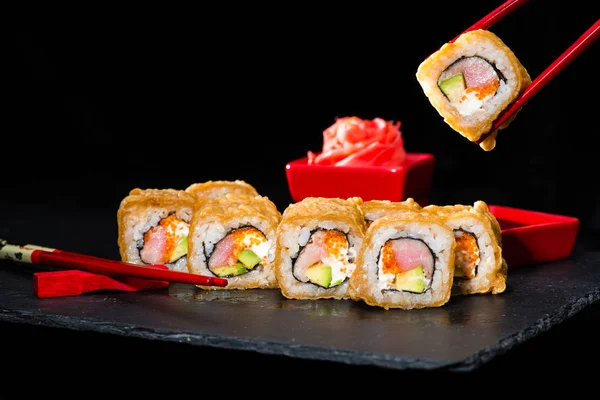 geleneksel Japon mutfağı. Suşi yemek işlemi ile rulo