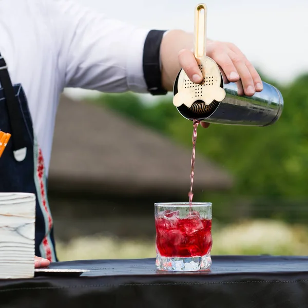 barmen işyeri. Bir barmen tarih seçici odak kim s ekleme