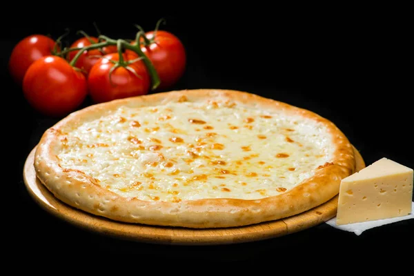Klasik İtalyan taze peynir pizza ahşap tarih seçici odak 