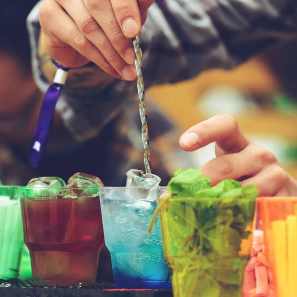 saman üzerinde ile soğuk taze kokteyller bardaklarda tarih seçici odak