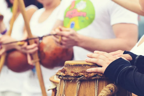 Барабанщик с традиционными бразильскими барабанами и барабанами, селекти — стоковое фото