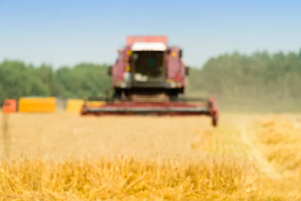 Vervagen de achtergrond landbouw machine oogsten — Stockfoto