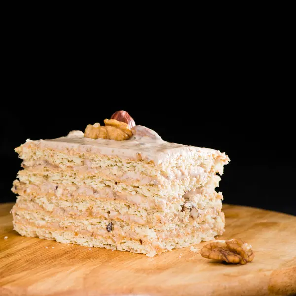 Γκρο πλαν νόστιμο κέικ σφολιάτας με ξινή κρέμα και walnu — Φωτογραφία Αρχείου