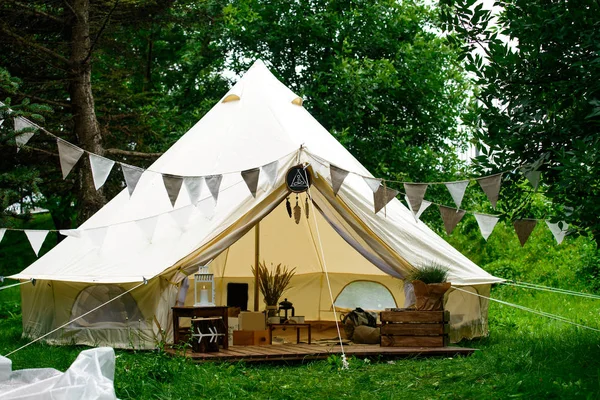 El yapımı Rüya yakalayıcı t açık havada, bir ağaca asılı