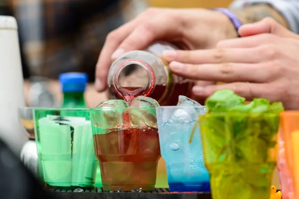 soğuk taze yaz kokteylleri ile s bardaklarda tarih seçici odak