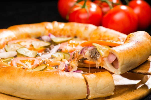iştah açıcı İtalyan pizza ile dilimlenmiş parçası üzerinde seçici odak