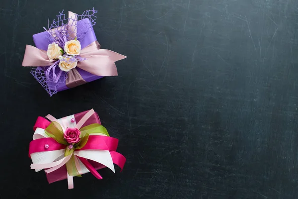 gül ve pruva ve ikinci PI bir küçük mor hediye kutusu