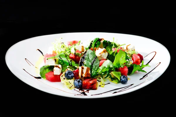 Clássico italiano verão deliciosa salada fresca com melancia, ch — Fotografia de Stock