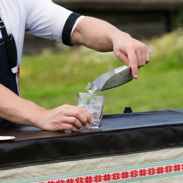 Barkeeper-Arbeitsplatz. selektiver Fokus auf einen Barkeeper, der s — Stockfoto