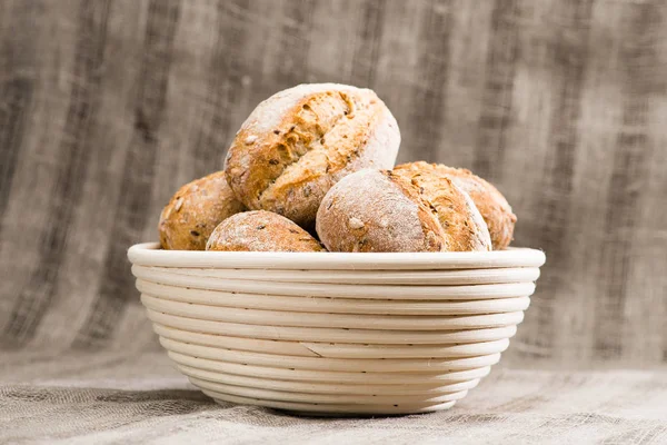 Un pain de blé artisanal rond traditionnel dans un panier, texte — Photo