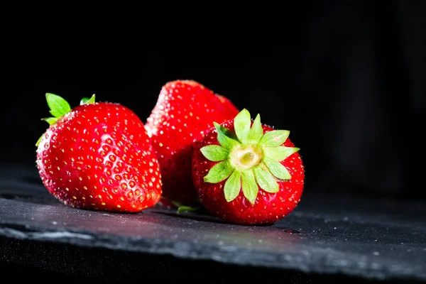 精选的重点在新鲜草莓在黑暗的背景, 关闭- — 图库照片