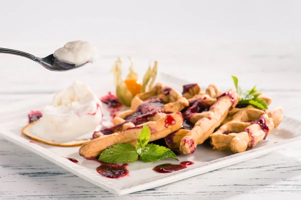 reçel ve nane o ile lezzetli Viyana waffle yeme işlemi