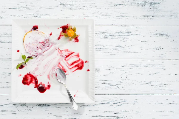 üstten görünüm beyaz boş plaka, ışık yemekten sonra kirli woo