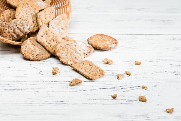 sepet ve tatlı ev yapımı klasik İtalyan kraker ışık w üzerinde