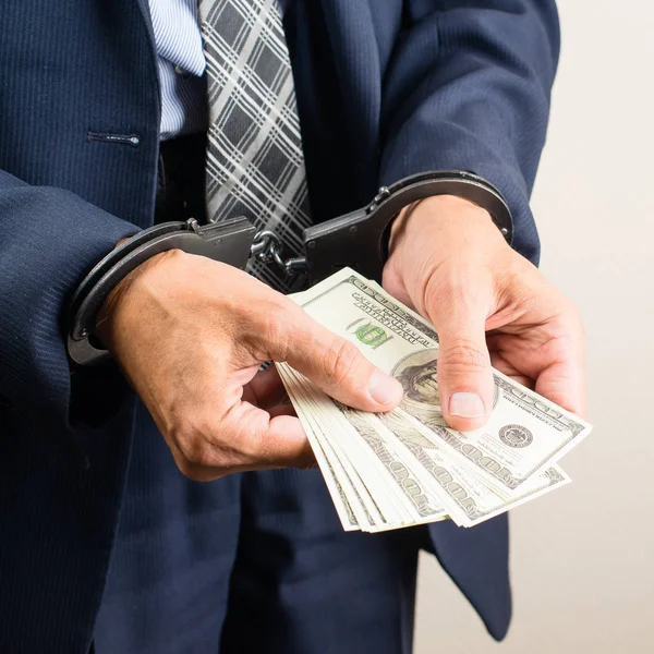 resmi doları banknot sayma kelepçeli tutuklandı. CONCEP