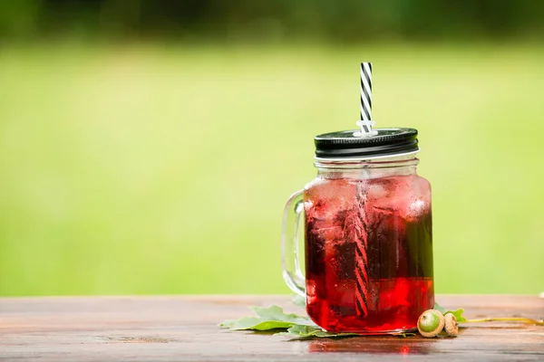 Kuchyňský bar služby. Selektivní fokus na červenou studené limonády v — Stock fotografie