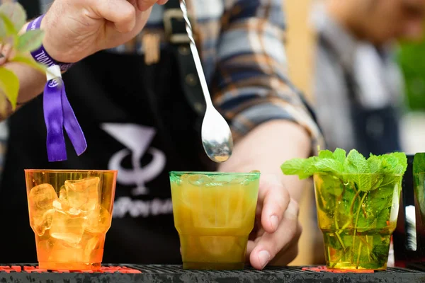 soğuk taze yaz kokteylleri ile s bardaklarda tarih seçici odak