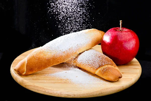 taze pişmiş tatlı mal serpilir ile ahşap üzerine pudra 