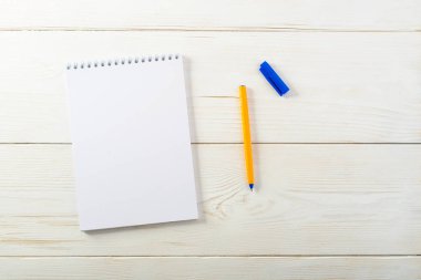 okul boş defter ve kalem, çerçeve, metniniz için ahşap ışık